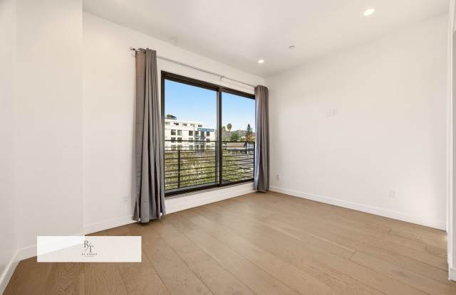 Modern 3-Bedroom Home in Silver Lake with High Ceilings & Hollywood Views ! Gallery 1