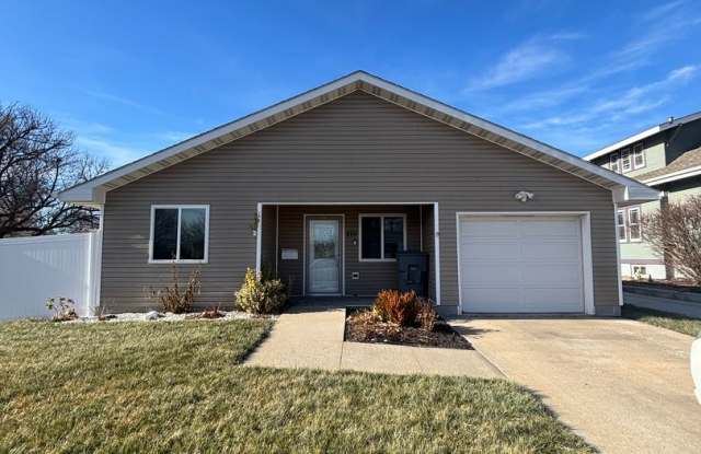 For Rent – 3 Bedroom | 1 Bathroom | Fully Fenced Yard - 810 South 8th Street, Norfolk, NE 68701