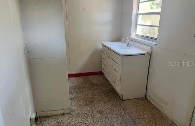 1089 S DE LEON AVENUE photos photos