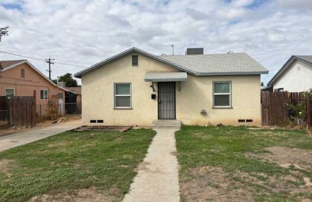 2 Bedroom/1 Bath Home - $1395 Per Month! - 717 El Sereno Drive, Bakersfield, CA 93304