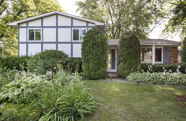 487 Belle Plaine Avenue - 487 Belle Plaine Avenue, Gurnee, IL 60031