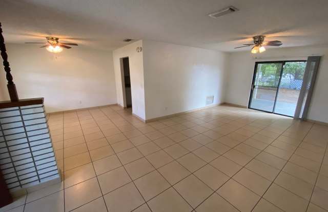 Beautiful, 1/2 of duplex close to I-4 Gallery 4