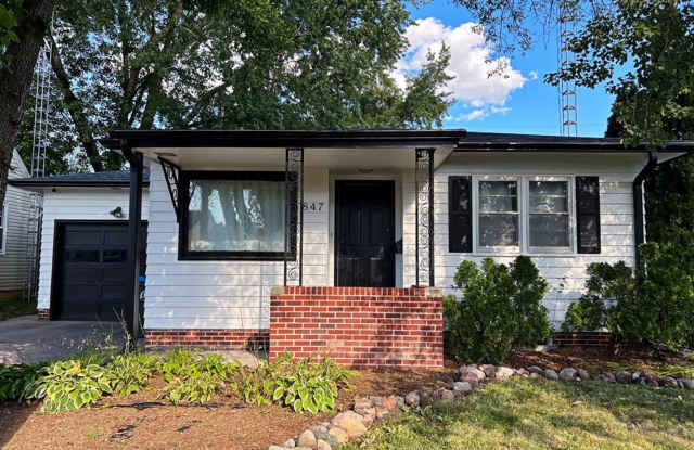 *LEASE SPECIAL* Updated 2+ bedroom by the Stadium $1175 - 847 North 21st Street, Fort Dodge, IA 50501