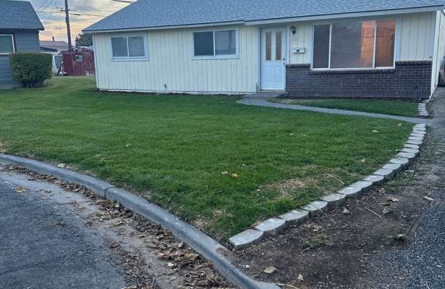 Fully Remodeled Home, Move In Ready! Pet considered with approved application. - 651 Grand Place, Moses Lake, WA 98837