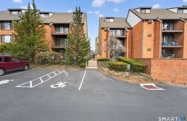 181 Loomis Drive unit: Apt 140 - 181 Loomis Drive, West Hartford, CT 06107