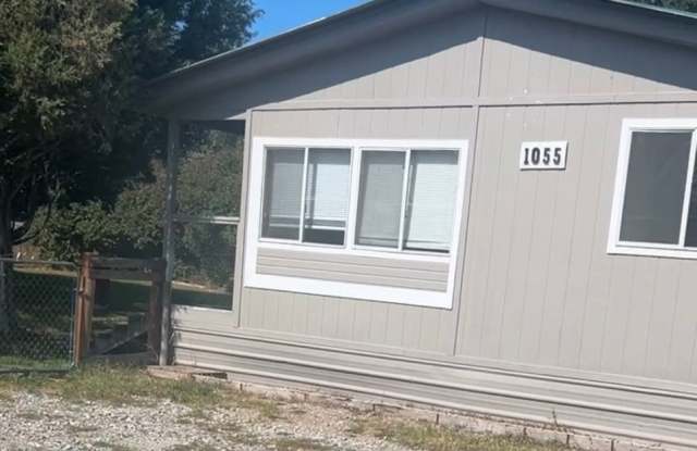 Whitefish Stage Pet Friendly Three Bedroom! - 1055 Whitefish Stage Road, Evergreen, MT 59901