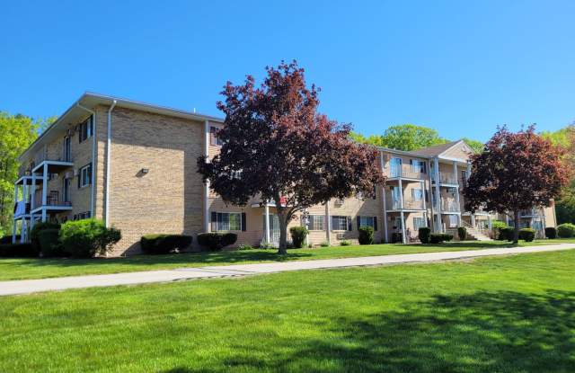 Adorable 1st Floor Condo 2 Bed / 1 Bath right off the highway with Heat, Hot Watee, and 2 Car Parking Included! - $1,895/mo Gallery 4