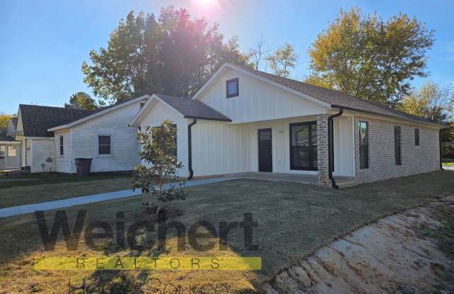 3 Bed 2 bath home on corner lot - 834 North 3rd Street, Paragould, AR 72450