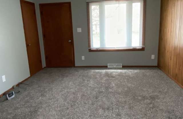 3 Bedroom, 1 Bath with Double Stall Detached Garage Gallery 2