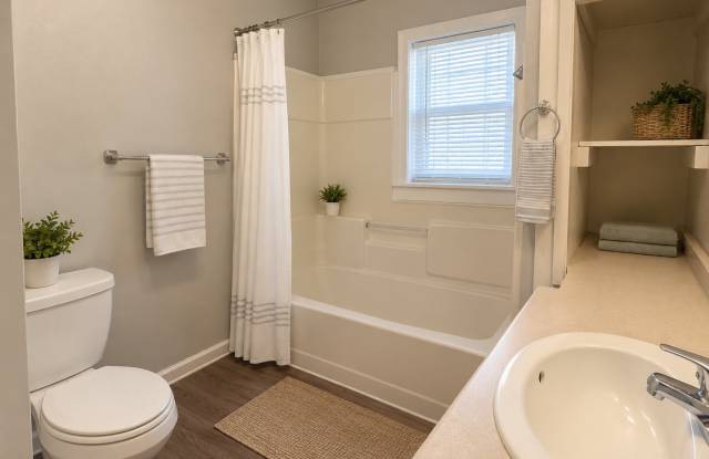 2109 N Rosewood Ave - 3 Bed Home Near Ball State with Basement, Garage & Large Backyard Gallery 4