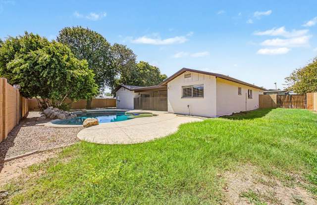 Great Tempe Home with Diving Pool Gallery 3