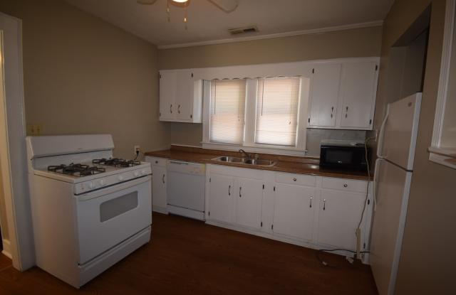 REMOTE TOURS AVAILABLE - PRE-LEASING 2020-21 SCHOOL YEAR Great 4 BR Near Campus! photos photos