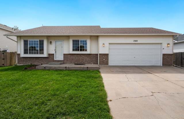 4 bedroom house with a fenced yard! photos photos
