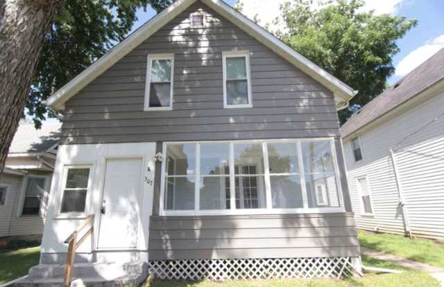 Nice 2 Bedroom 1 Bath House with Garage in Davenport photos photos