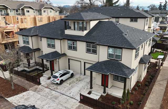NEW 4 Bedroom / 4.5 Bath Townhome. A/C in every bedroom - 312 East 12th Avenue, Eugene, OR 97401
