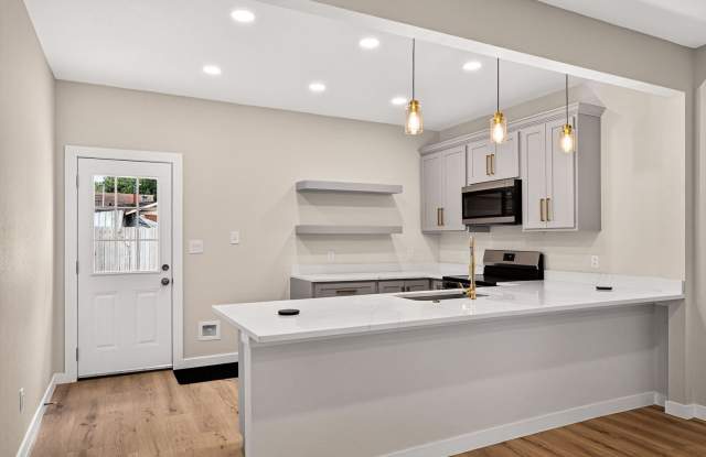 631 E Mistletoe Gallery 4