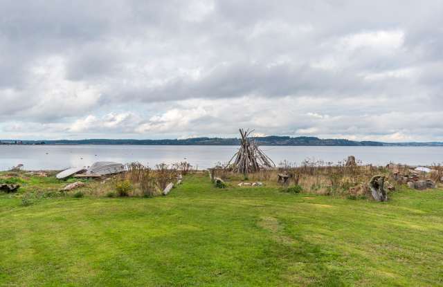 2 Bed 1.75 Bath- Beachfront house Rhodena Beach - 301 Snakelum Point Road, Island County, WA 98239