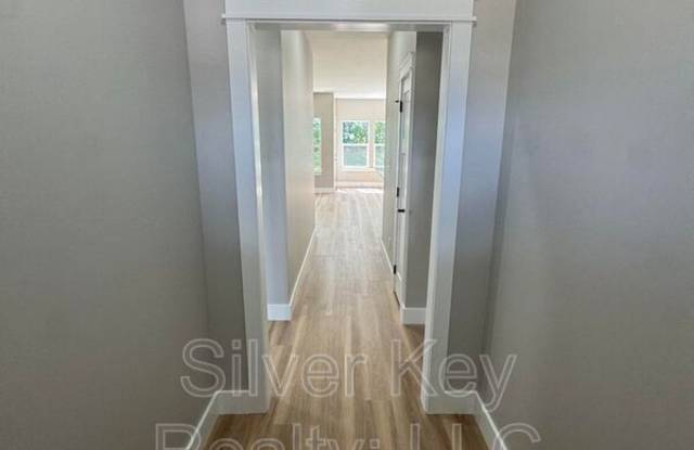 918 Stratford Avenue Gallery 2
