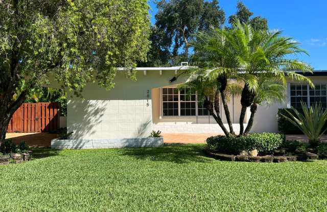 Beautifully appointed 4 Bedrooms, 2 Bathrooms 2300 sf single-family home, Hollywood, Florida - 2615 McKinley Street, Hollywood, FL 33020