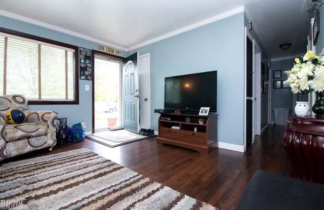28823 Groveland Gallery 3