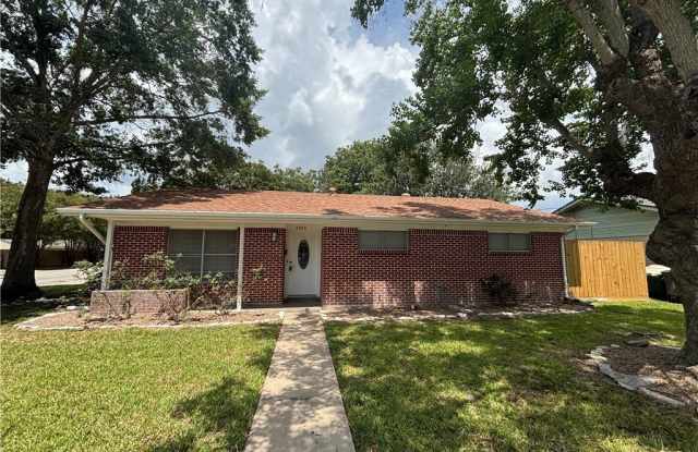 2502 E Poplar Avenue - 2502 East Poplar Avenue, Victoria, TX 77901