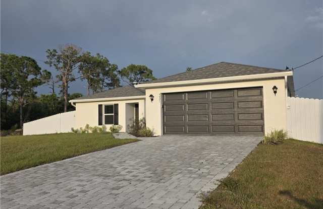 4421 NE 15th Place photos photos