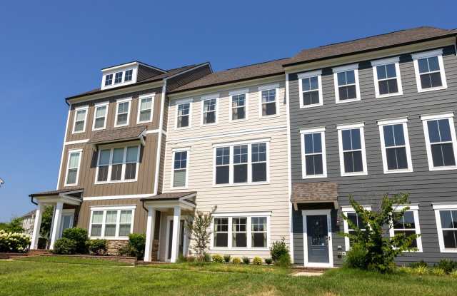 Bright and Beautiful 4 bed 3 1/2 bath TH in sought after Potomac Shores! photos photos