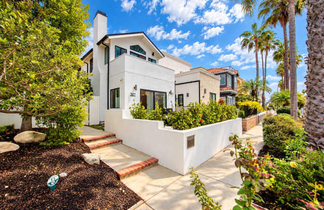 Turnkey Coastal Luxury in Downtown HB Home Gallery 3