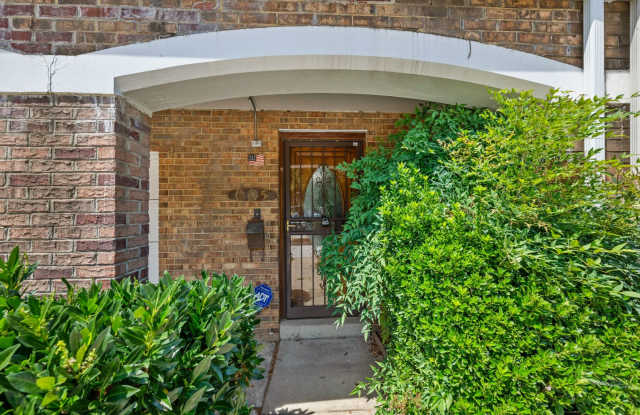 Renovated 3-Level Luxury Townhome with Private Garage Near The Wharf Gallery 4