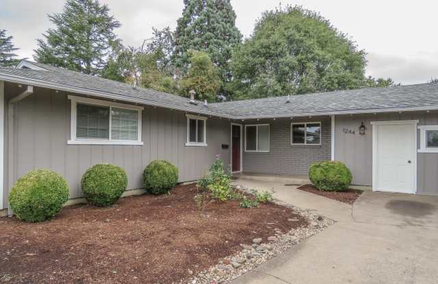 3 bedroom home in Woodburn Available !!! Gallery 3