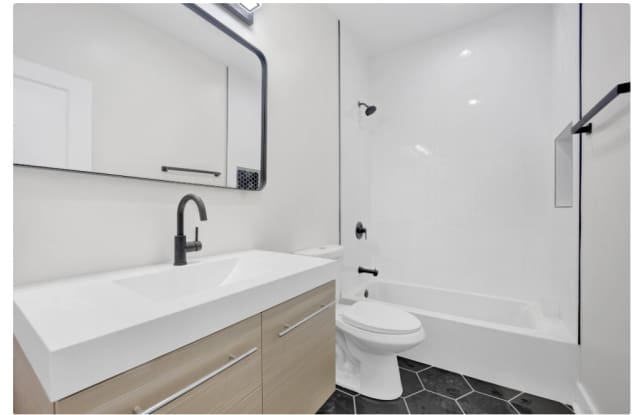 4927 South Prairie AvenueUnit 2N Gallery 4
