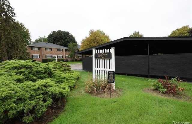 683 E FOX HILLS Drive Gallery 3