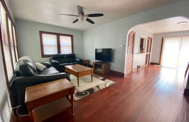 Charming 2 Bedroom 1 Bath Single Family Home! photos photos