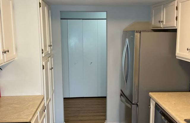 Very well maintained and extra large 3BR 2BA condo moments to Marc Train in Downtown Gaithersburg Gallery 4