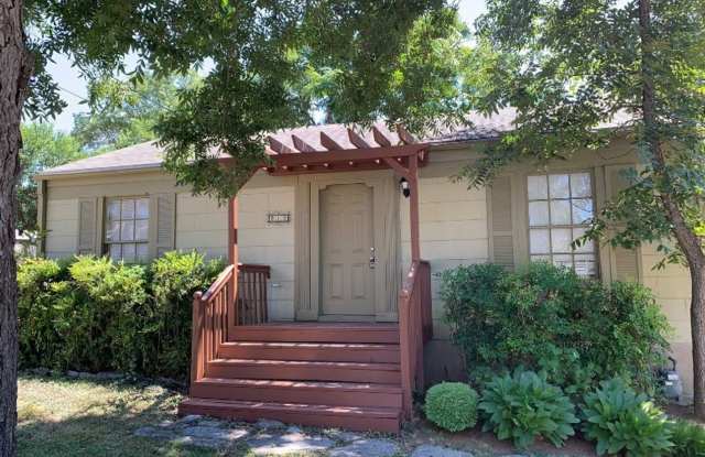 3bed/1bath House - Two Blocks from Campus - 819 East 31st Street, Austin, TX 78705