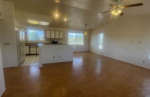 2 bedroom home on over 2 acres - Contact Property Pros Property Management Gallery 4