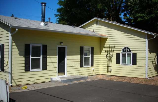 Three-bedroom house close to downtown Medford photos photos Three-bedroom house close to downtown Medford photos photos