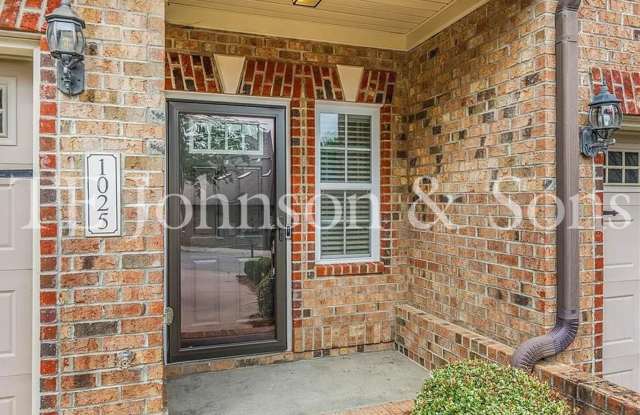 Beautiful 2 Bedroom Townhome with Bonus Room, Garage, and High End Finishes Gallery 3