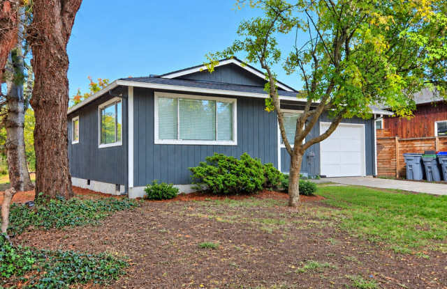 3 Bed, 1 Bath Centrally Located Home For Rent in Port Townsend! Gallery 1