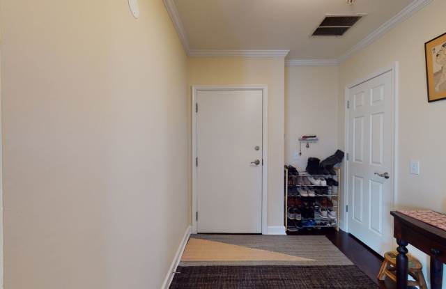 Downtown Arlington Rosslyn - Modern Bright & Spacious Corner Unit W/Parking! Gallery 4