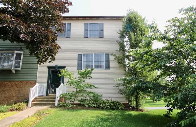 2 bedroom townhome with a backyard oasis for rent! - 907 Meadowlark Dr. photos photos