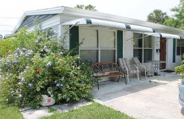1631 4TH COURT - 1631 4th Court, Vero Beach South, FL 32960