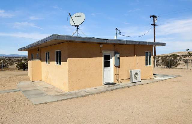 2bd/1ba Home on 2.5 Fenced Acres – Free Well Water, $1,600/mo. Gallery 3