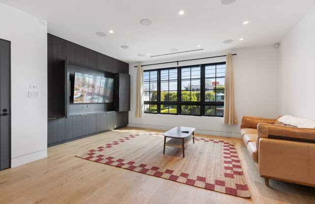 2205 Ocean Front Walk Gallery 2