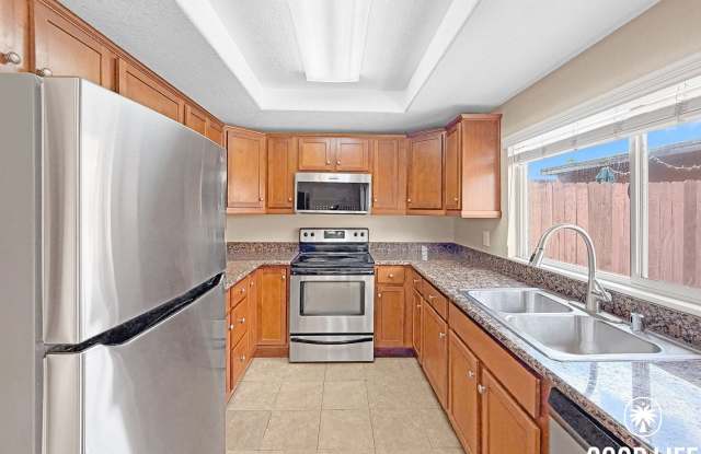 SD: 3BD/1.5BA Townhome in Escondido w/ Private Patio, Balcony & Community Pool! Gallery 4