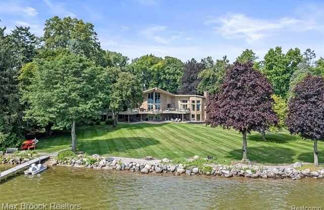 3333 W Shore Drive - 3333 West Shore Drive, Orchard Lake Village, MI 48324