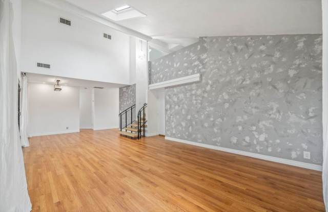 La Jolla UTC Renovated 3 bd /2 ba Townhome with Garage, Private Patio, + more! Gallery 4