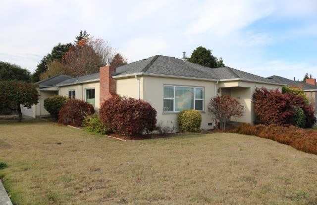 Nice eastside Eureka location! Beautiful 3/1, 2 car garage, fenced yard photos photos