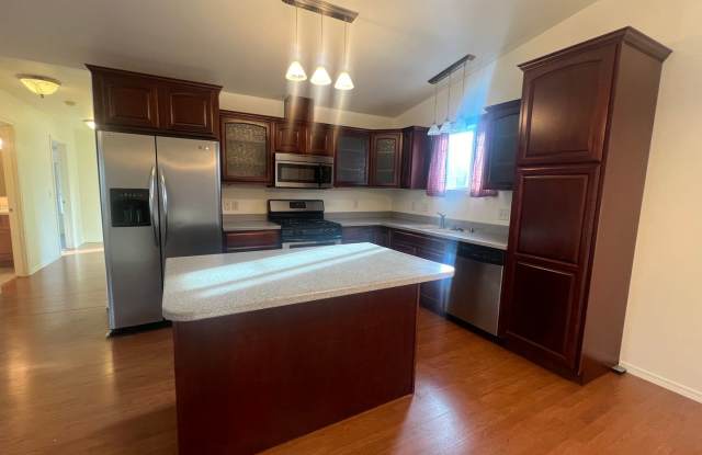 3BR, 2.5BA home with 3 car garage with lake access Gallery 3