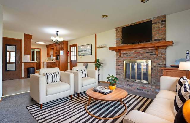 Spacious 3 bed, 2 bath rental in Bloomington with lots of storage! - 9630 Chicago Avenue, Bloomington, MN 55420 Spacious 3 bed, 2 bath rental in Bloomington with lots of storage! - 9630 Chicago Avenue, Bloomington, MN 55420